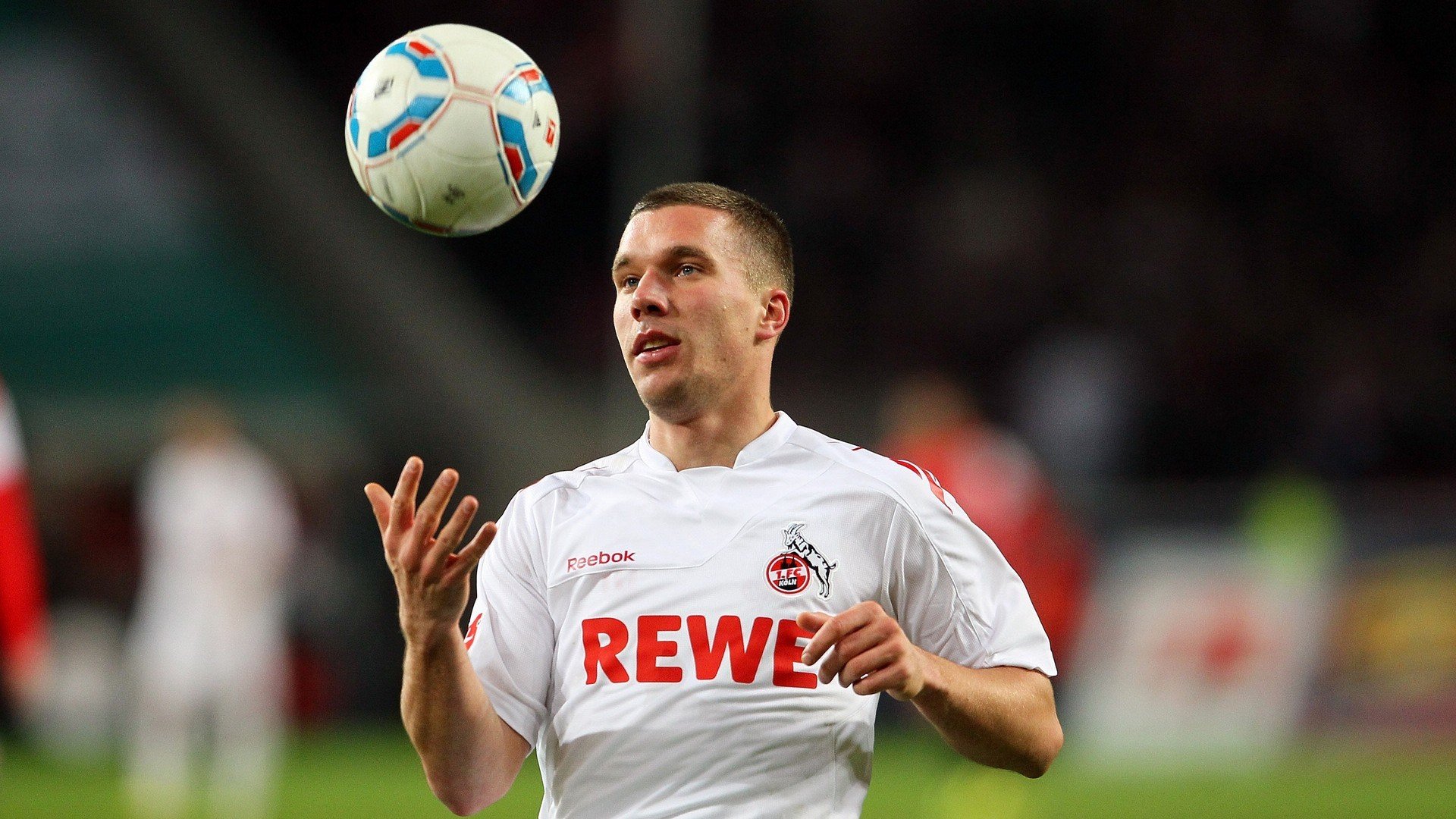 爱游戏app下载-冰上曲棍球赛火热进行，观众热情高涨，冰上曲棍球介绍