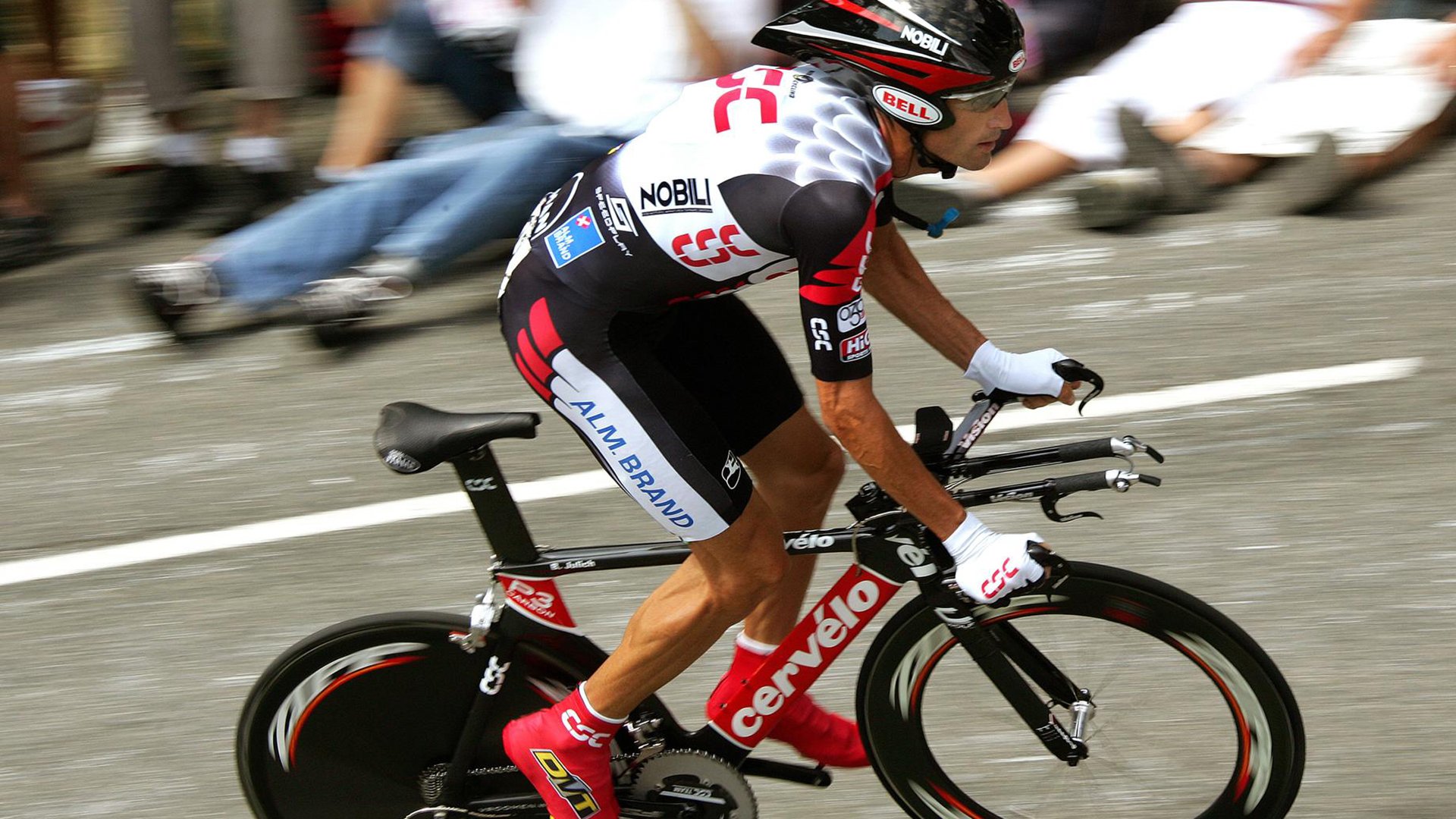 西甲：巴萨4-3艰难战胜塞维利亚，莱万梅开二度，巴萨4比1